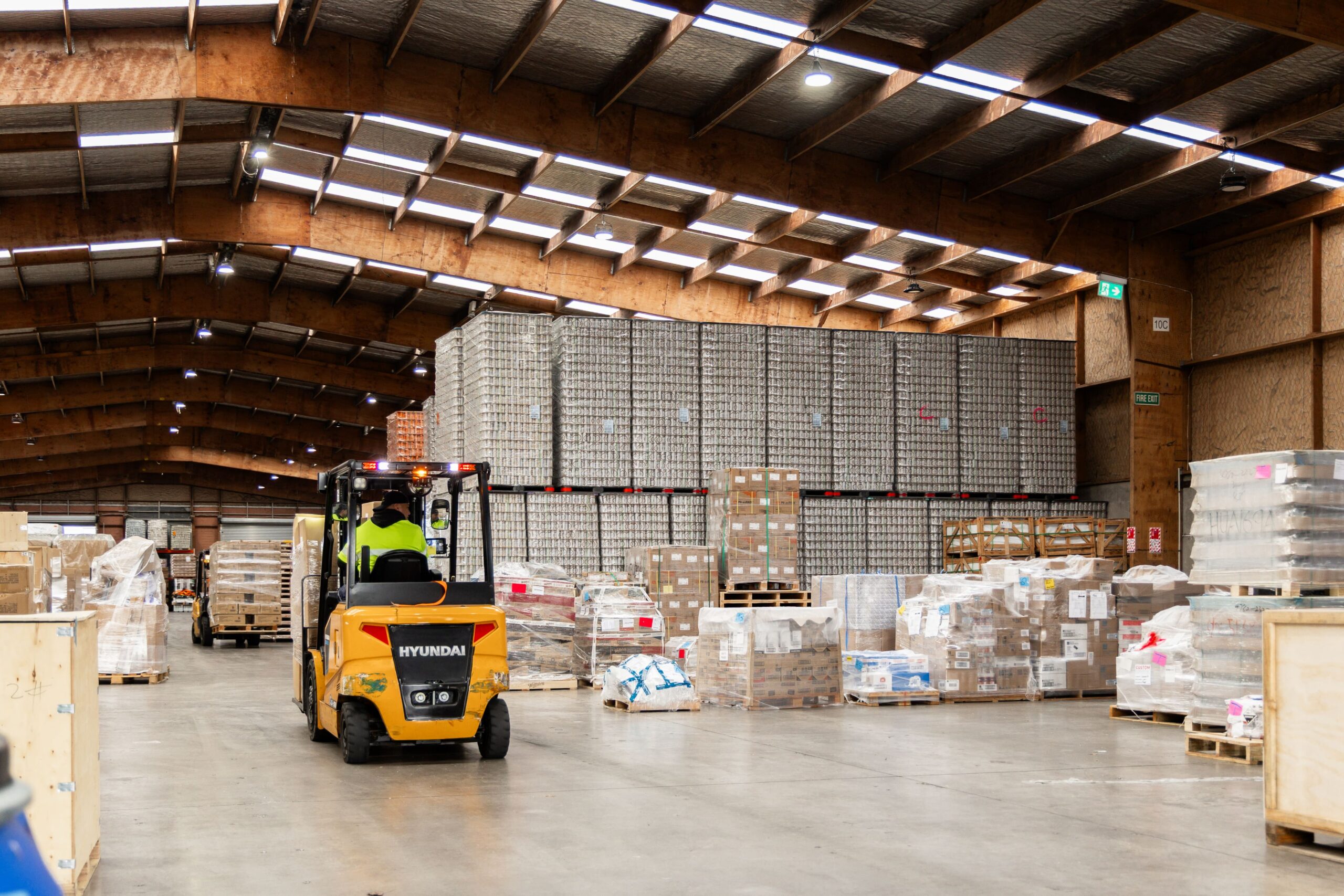 0a5b43d4e9621ca10a48d6de0ea69c1ad9c4477e-min Custom Logistic - Inside Warehouse