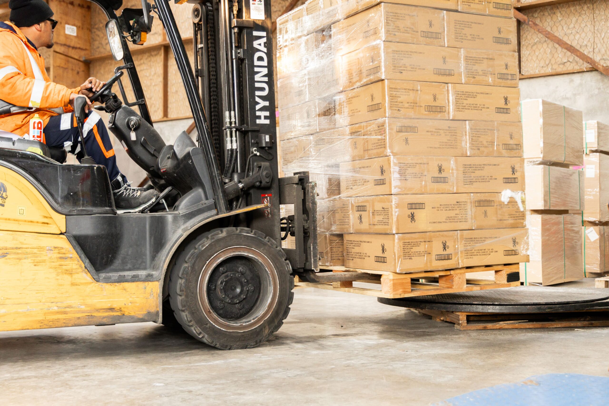 e5940af0cb2860adb292c9f4d13f584b36d2ed65-min Forklift lifting boxes